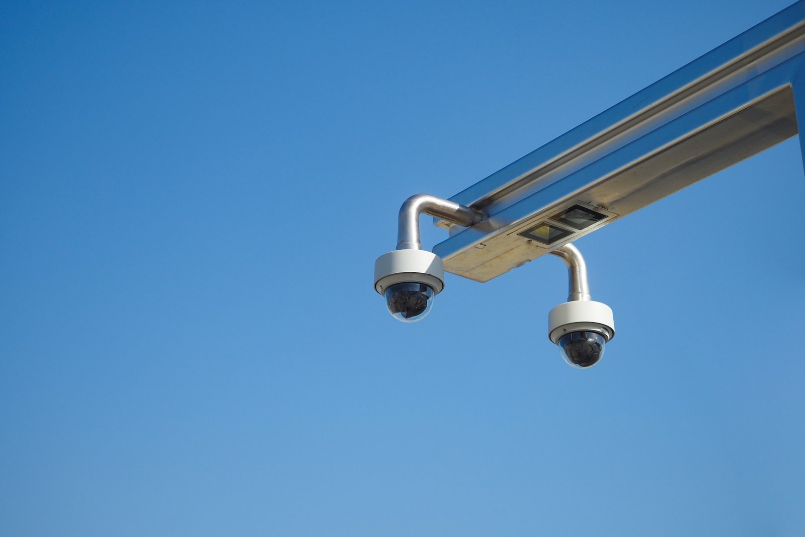 Key Features of IP Cameras / Insitect IP Cameras, security cameras, and high-resolution technology enhance surveillance systems, improving digital security and ensuring effective CCTV systems.