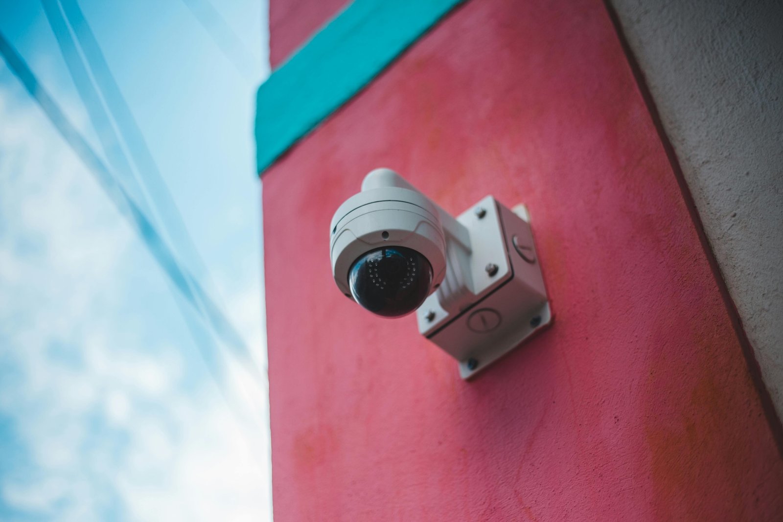 Key Features of PTZ Cameras / Insitect PTZ cameras with pan-tilt-zoom technology provide advanced video surveillance, offering dynamic monitoring and enhanced security solutions.
